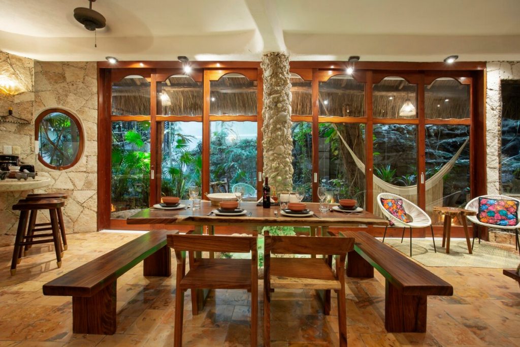 salon en un airbnb de playa del carmen con cenote privado